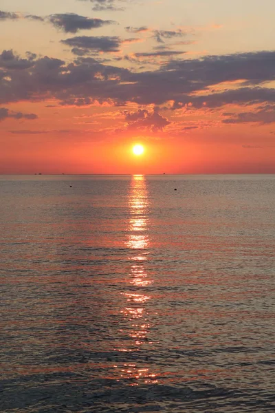 Beautiful Sunrise Sea Paints Sky Intense Orange Warm Summer Morning — Stock Photo, Image