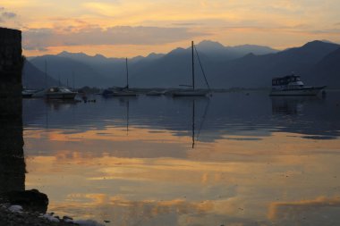 Güzel gündoğumu bağlantı noktasından görülen göle yansıyan 