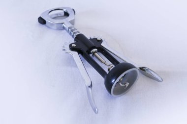 Bir tirbuşon siyah, beyaz arka plan, mutfak öğeleri Close-up