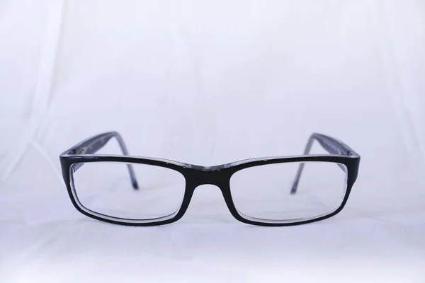 Nahaufnahme Einer Schwarzen Brille Weißem Hintergrund Alltagsgegenständen — Stockfoto