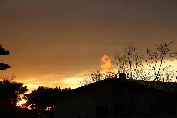 Sonnenaufgang Mit Rotem Himmel Silhouette Von Haus Und Bäumen Panorama — Stockfoto