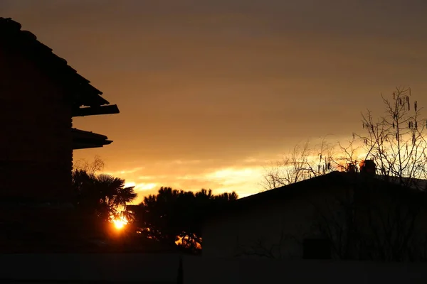 Sonnenaufgang Mit Rotem Himmel Silhouette Von Haus Und Bäumen Panorama — Stockfoto