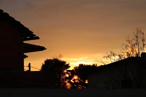 Восход Солнца Красным Небом Силуэт Дома Деревьев Панорама — стоковое фото