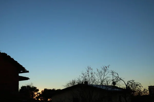Восход Солнца Между Домами Ветвями Деревьев Природой Пейзажами — стоковое фото