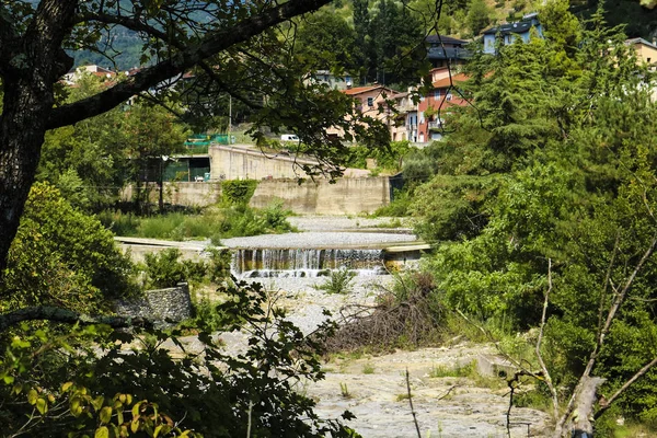 利古里亚的森林 自然和风景的树木之间的河流和瀑布 — 图库照片