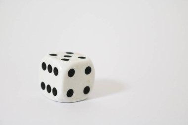 Beyaz bir zarın yakın çekim, beyaz bir arka planda, salon oyunları