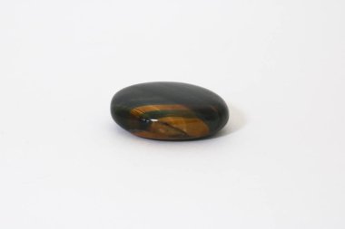 Şahin gözü, beyaz arka planlı değerli bir taşın yakın çekimi, koleksiyon