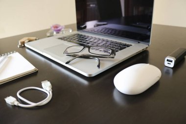 Ofis nesnelerinin bileşimi, dizüstü bilgisayar, fare, Usb flash sürücü, şarj, blok notları, kalem, mum çalışma yeri