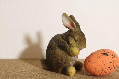 Tavşan ve renkli paskalya yumurtaları, mantar arka plan, beyaz arka plan, şenlik
