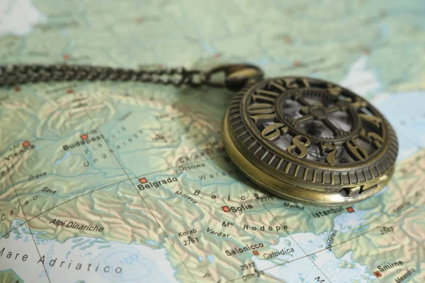 アトラスマップとヴィンテージ懐中時計 旅行や地理の詳細 — ストック写真