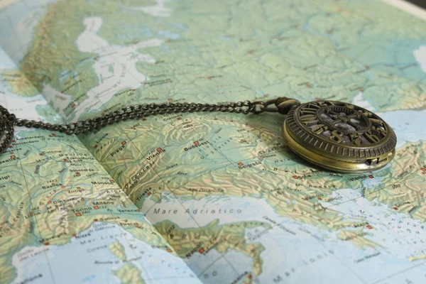 Detail Der Atlas Karte Und Vintage Taschenuhr Reise Und Geographie — Stockfoto