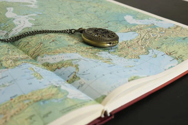 Detail Der Atlas Karte Und Vintage Taschenuhr Reise Und Geographie — Stockfoto
