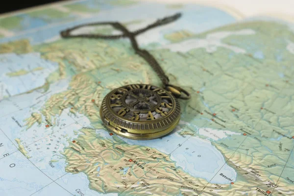 アトラスマップとヴィンテージ懐中時計 旅行や地理の詳細 — ストック写真