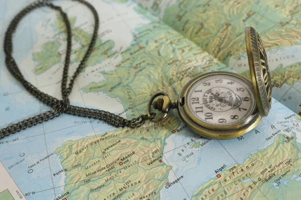 Detail Der Atlas Karte Und Vintage Taschenuhr Reise Und Geographie — Stockfoto