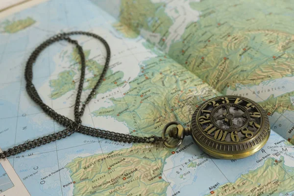 Detail Der Atlas Karte Und Vintage Taschenuhr Reise Und Geographie — Stockfoto