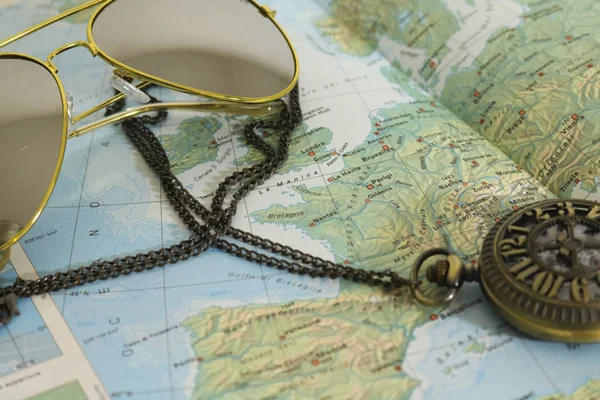 Detail Einer Atlaskarte Mit Vintage Taschenuhr Und Sonnenbrille Reise Und — Stockfoto