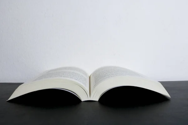 Offenes Literaturbuch Auf Schwarzem Tisch Mit Weißem Hintergrund — Stockfoto
