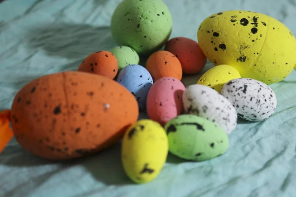 Цветные Пасхальные Яйца Голубым Фоном Украшения Праздники — стоковое фото
