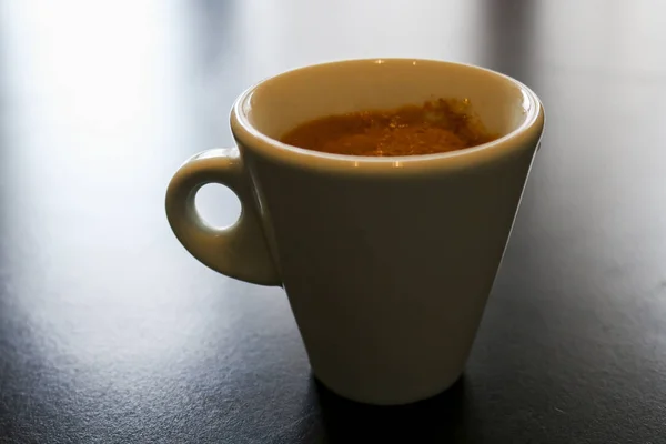 Close Uma Xícara Branca Com Café Bebidas Cozinha — Fotografia de Stock