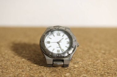 Beyaz arka plana sahip mantar arka plan üzerinde bir kol saati