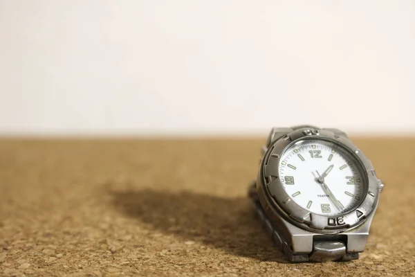 Reloj Pulsera Descansando Sobre Fondo Corcho Con Fondo Blanco — Foto de Stock