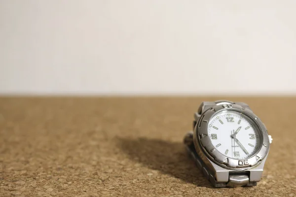 Zegarek Rękę Tle Korka Białym Tłem — Zdjęcie stockowe