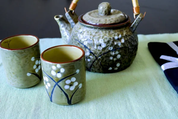 茶壶和两个杯子 你放在一个绿色的垫子上 日式茶具 — 图库照片