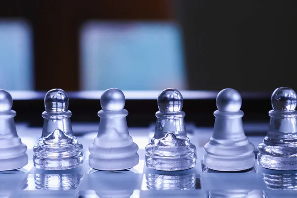 Nahaufnahme Eines Gläsernen Schachbretts Mit Fußgängern Brettspielen Und Logik — Stockfoto