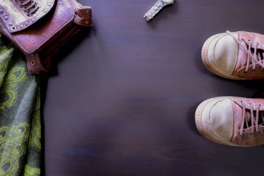 Yukarıdan görülen siyah bir arka plan üzerinde seyahat ve tatil nesnelerinin bileşimi