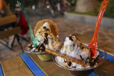 Çikolata, antep fıstığı ve gofret ile dondurma yoğurt