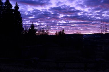 Roana 'da güzel bir kış gündoğumunun renkleri Veneto' daki Asiago platosunda, İtalya 'nın gezileri ve manzaraları