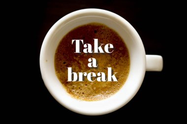 Kahve fincanının üstünde siyah arka plan ve kelime ile ara ver.