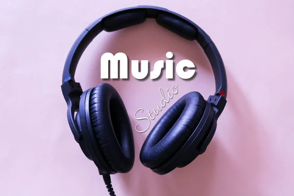 Koptelefoon Voor Het Luisteren Naar Muziek Roze Achtergrond Bovenaanzicht Muzikale — Stockfoto
