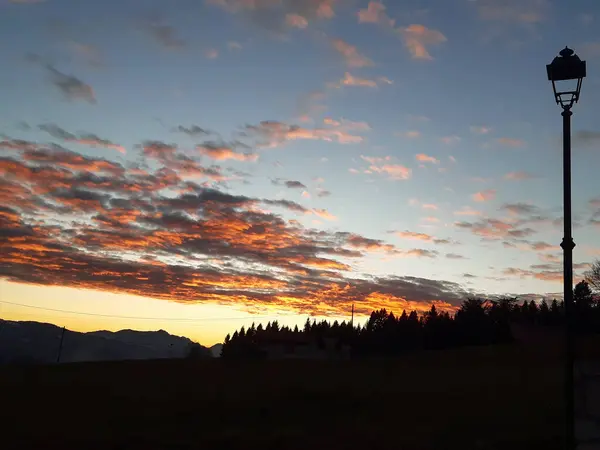 Die Farben Eines Wunderschönen Wintersonnenuntergangs Roana Auf Der Hochebene Von — Stockfoto