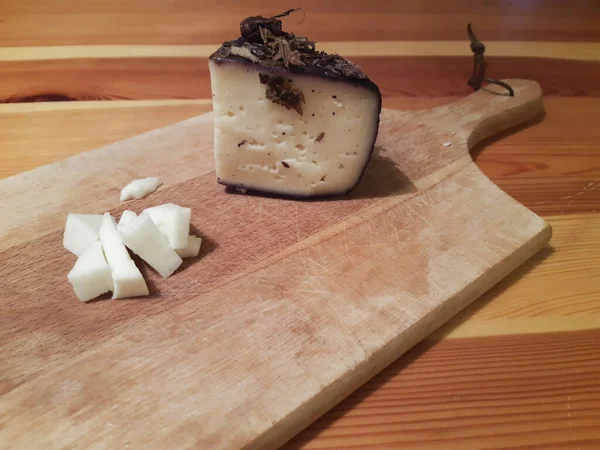 Placa Corte Madeira Com Queijo Com Queijo Típico Região Veneto — Fotografia de Stock