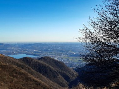 Lombardiya 'daki Bollettone Dağı' na giden yolun güzel panoramik manzarası İtalya 'da seyahat ve manzaralar