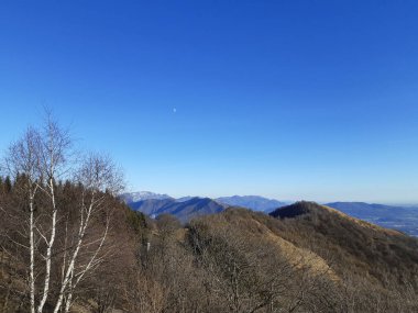 Lombardiya 'daki Bollettone Dağı' na giden güzel panoramik manzara, İtalya 'daki seyahat ve manzaralar.