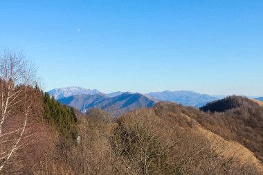 Lombardiya 'daki Bollettone Dağı' na giden güzel panoramik manzara, İtalya 'daki seyahat ve manzaralar.