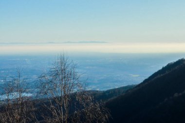 Lombardiya 'daki Bollettone Dağı' na giden yolun güzel panoramik manzarası İtalya 'da seyahat ve manzaralar