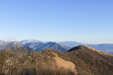 Lombardiya 'daki Bollettone Dağı' na giden güzel panoramik manzara, İtalya 'daki seyahat ve manzaralar.