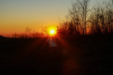 Lombardiya 'daki Bollettone Dağı' na giden yolda güzel bir gün batımı, İtalya 'da seyahat ve manzara.
