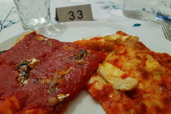 Ekşi Hamurlu Tarifli Pişirilmiş Iki Dilim Yapımı Pizza — Stok fotoğraf