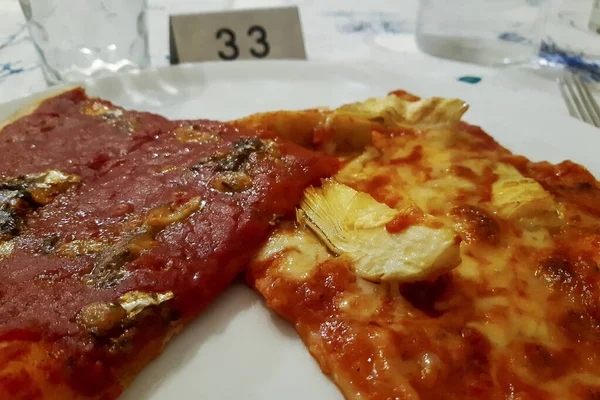 Ekşi Hamurlu Tarifli Pişirilmiş Iki Dilim Yapımı Pizza — Stok fotoğraf