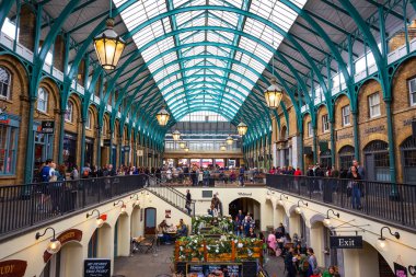 London, Büyük Britanya - 12 Mayıs 2018: Covent Garden Market bir piyasada en iyi bilinen ve en poppular turist Londra'da spot