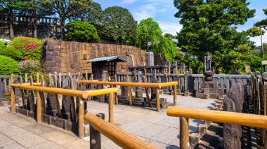 47 ronin, 47 sadık efendisiz samuray Tokyo, Japonya'da Sengakuji Tapınağı'nda en popüler Japon tarihi epik efsanelerinden biri mezarı
