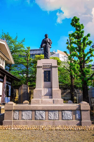 東京の泉岳寺で最も人気のある日本の歴史の物語の の忠実な浪人のリーダー 大石内蔵助の像 — ストック写真
