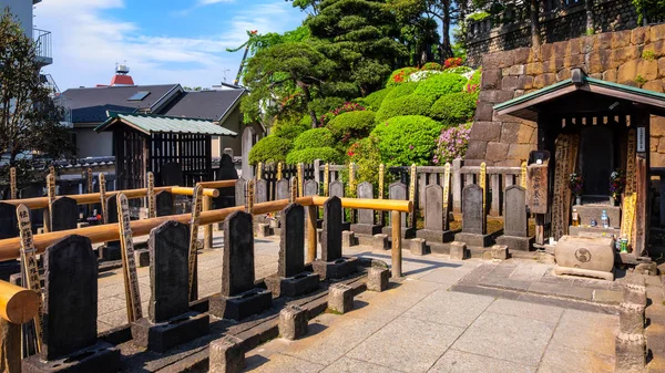 の忠実な浪人東京の泉岳寺で最も人気のある日本歴史壮大な伝説の一つの墓 — ストック写真