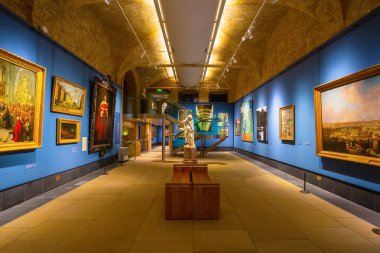London, Büyük Britanya - 15 Mayıs 2018: Guildhall Sanat Galerisi (1985 yılında keşfedilen) Londra'nın Roma amfi tiyatroda sitede 1885'te inşa evler Londra şehir sanat topluluğu