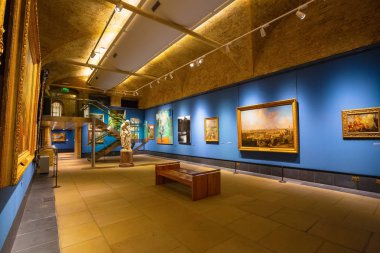 London, Büyük Britanya - 15 Mayıs 2018: Guildhall Sanat Galerisi (1985 yılında keşfedilen) Londra'nın Roma amfi tiyatroda sitede 1885'te inşa evler Londra şehir sanat topluluğu