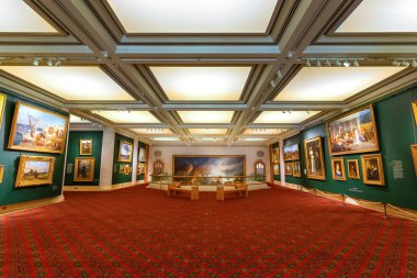 London, Büyük Britanya - 15 Mayıs 2018: Guildhall Sanat Galerisi (1985 yılında keşfedilen) Londra'nın Roma amfi tiyatroda sitede 1885'te inşa evler Londra şehir sanat topluluğu